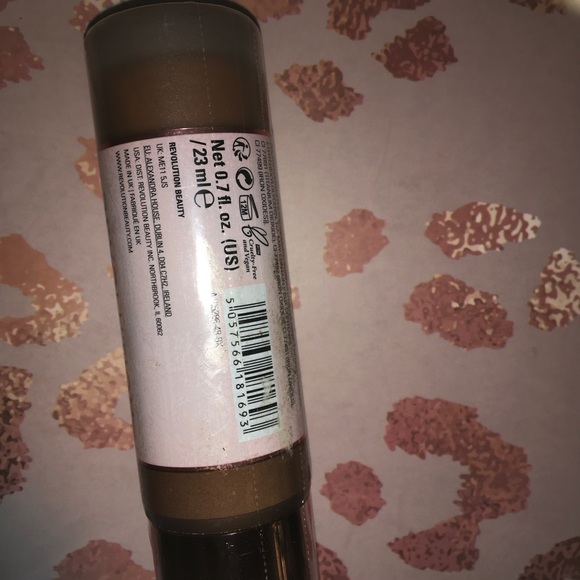 Revolution Conceal & Hydrate Foundation F16 - Picture 3 of 3